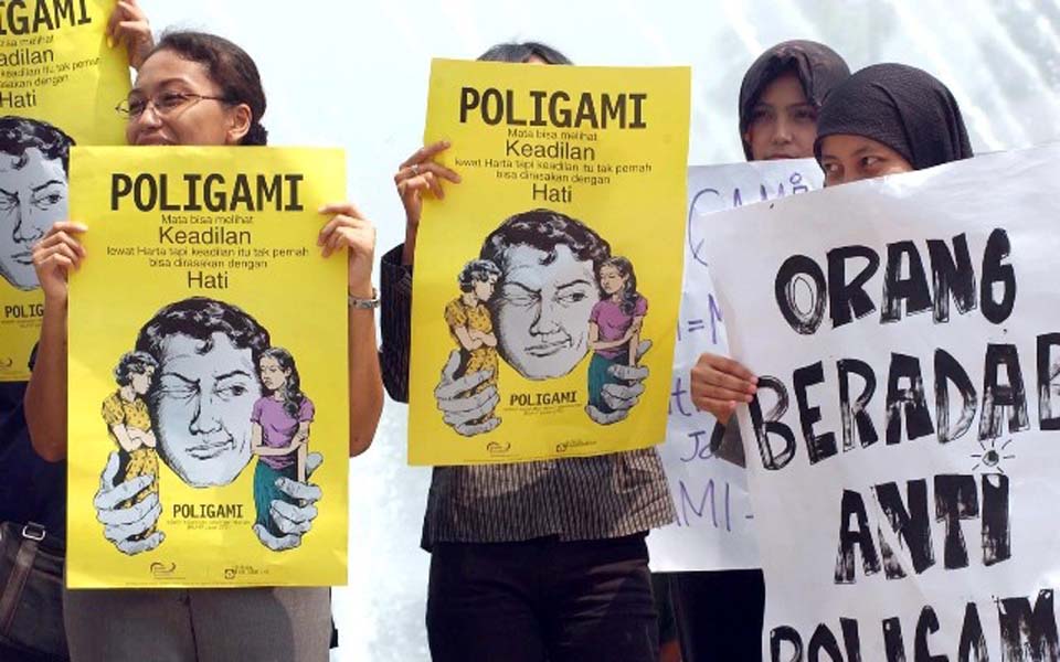 Placard on right reads ‘Civilised people Are Anti-Polygamy’ (Antara)