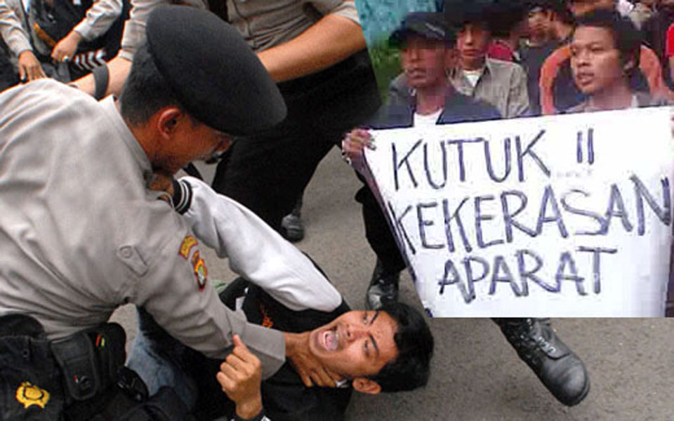 Placard reads ‘Condemn Police Violence’ (Panjimas)