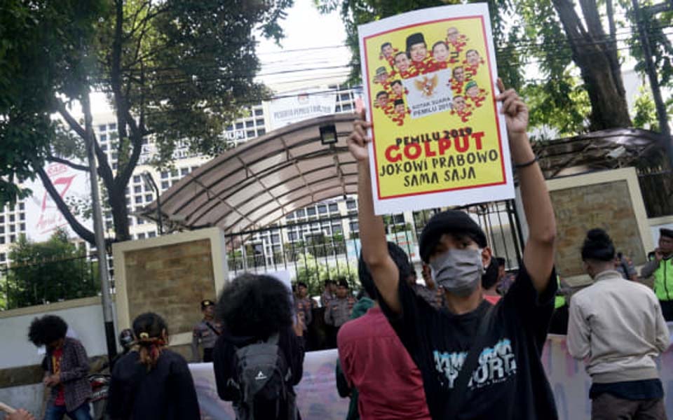 Placard reads ‘Jokowi and Prabowo are Just the Same’ (Kumparan)