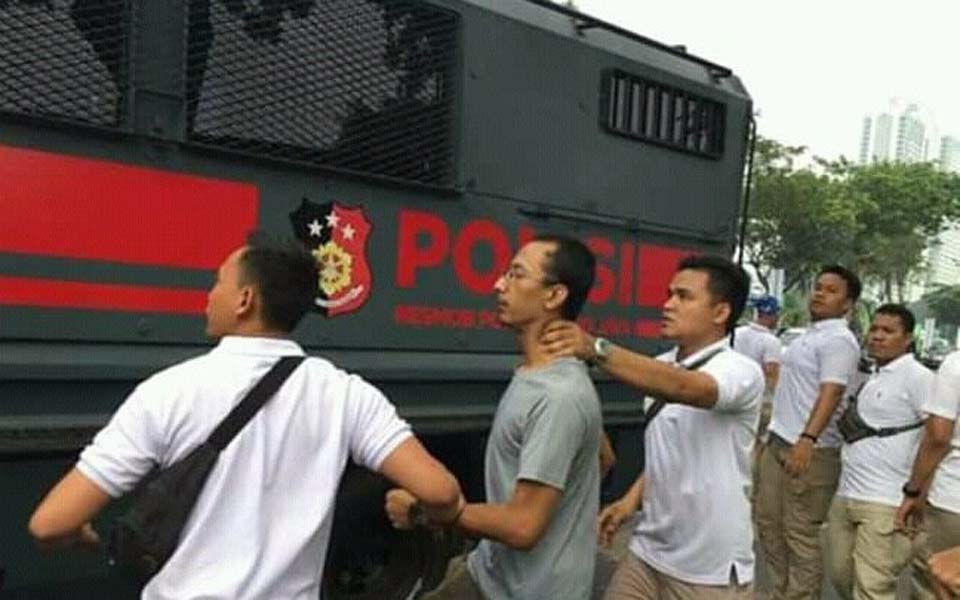 Plain clothes officers force man into police truck – August 16, 2019 (Buruh)
