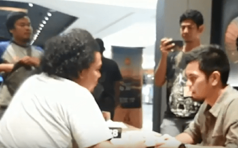 Police arresting Surya Anta at food court in Jakarta – August 31, 2019 (Buruh)