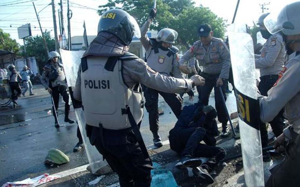 Police beat student during protest in Makassar – September 24, 2019 (Antara)