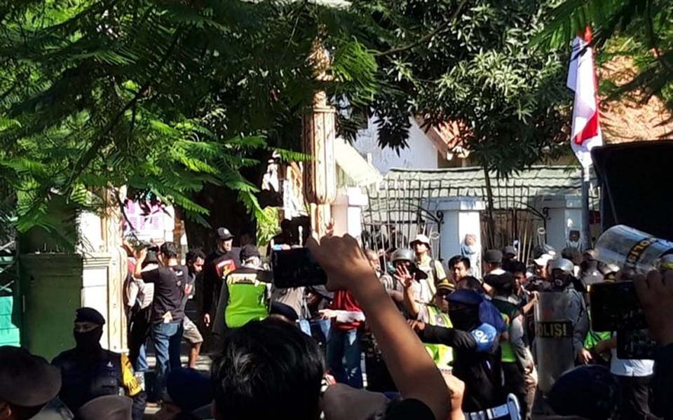 Police break down front gate to Papuan dormitory in Surabaya – August 17, 2019 (Kompas)