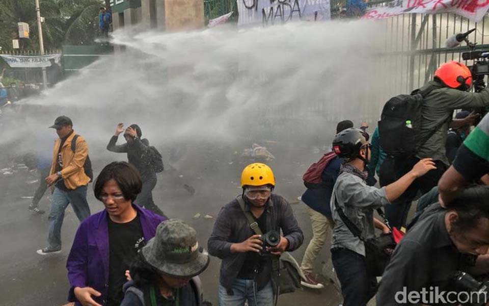 Police disburse student rally in front of parliament with water cannon – September 26, 2019 (Detik)