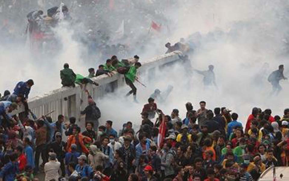 Police fire teargas at students in Jakarta – September 2019 (Pojok Satu)