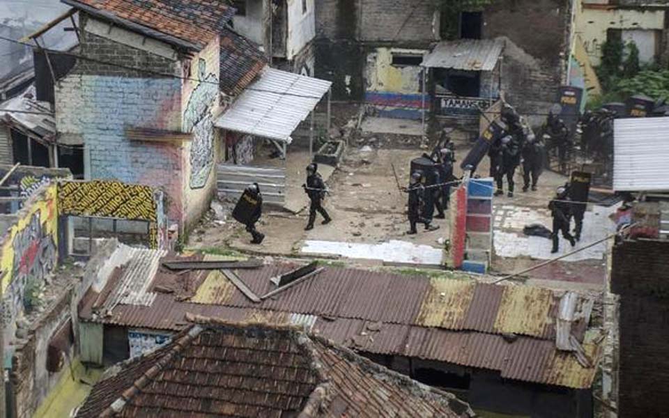 Police secure area after clash with residents in Tamansari – December 12, 2019 (Antara)