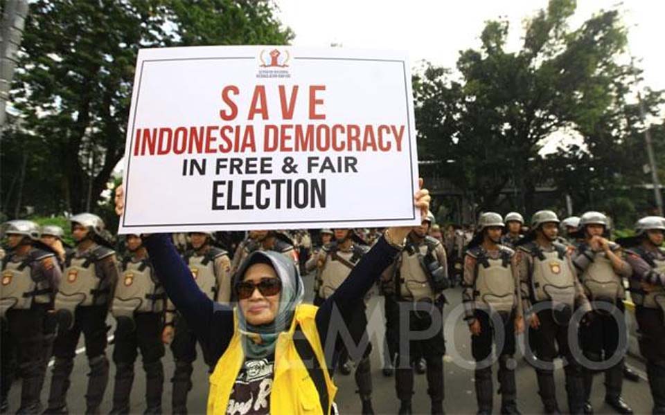 Prabowo supporter holds poster near MK in Jakarta – June 14, 2019 (Tempo)