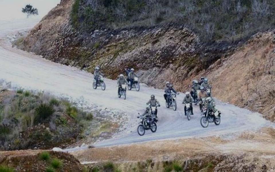 President Widodo’s entourage visiting Trans Papua Highway construction (Biro Pers)