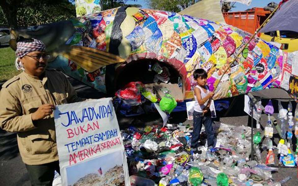 Protest against waste imports near US Consulate in Surabaya – July 12, 2019 (CNN)