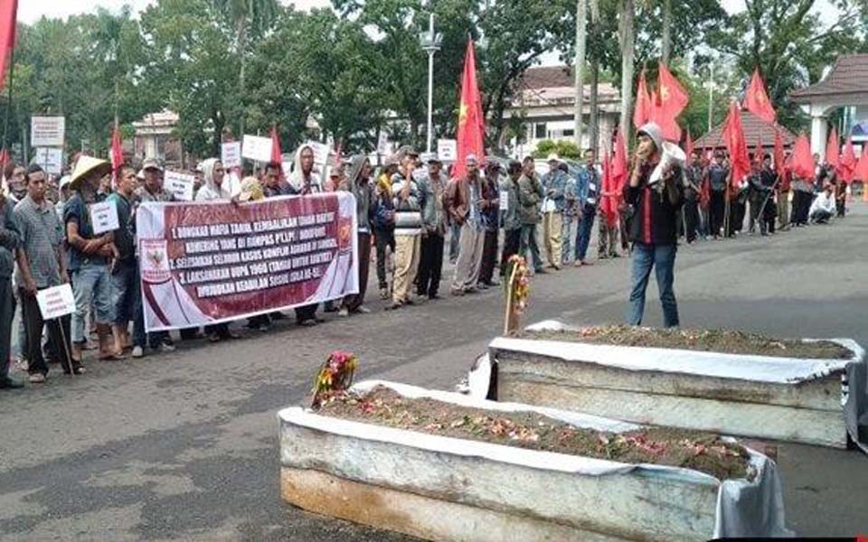 Protest in front of South Sumatra governor’s office – March 4, 2019 (Sripoku)