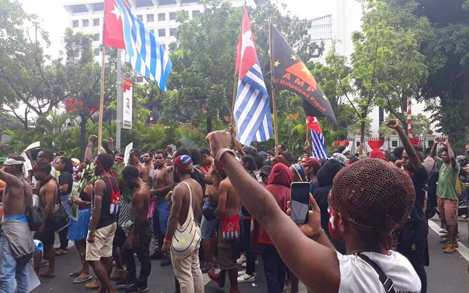 Protesters raise Morning Star flag in front of Presidential Palace – August 28, 2019 (Komaps)