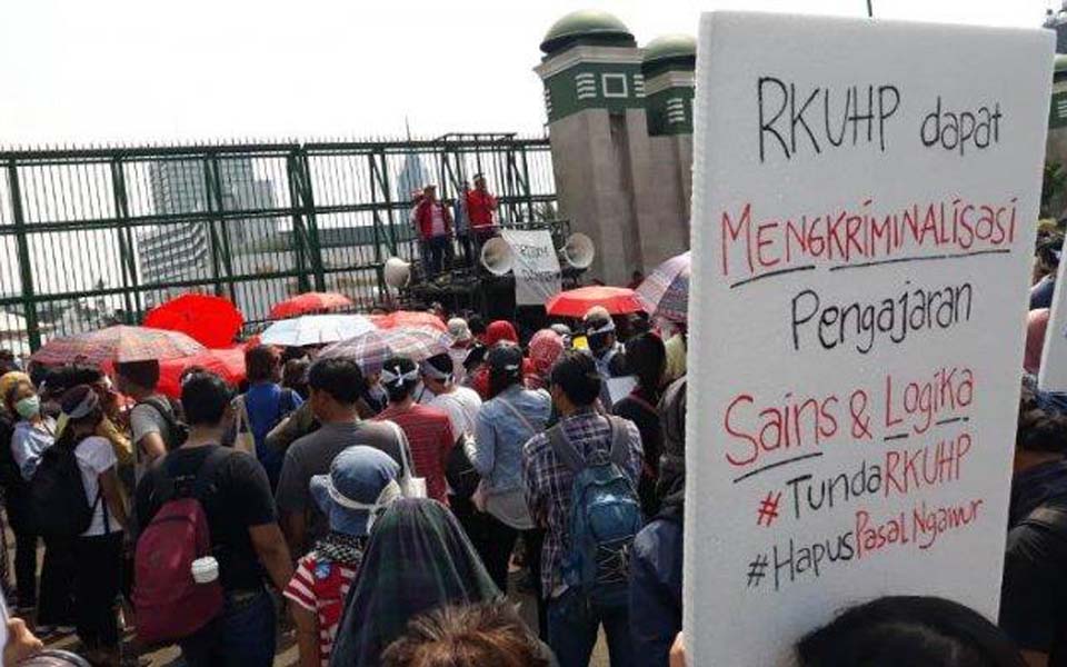 Protesters rally against RKUHP in front of DPR building – September 16, 2019