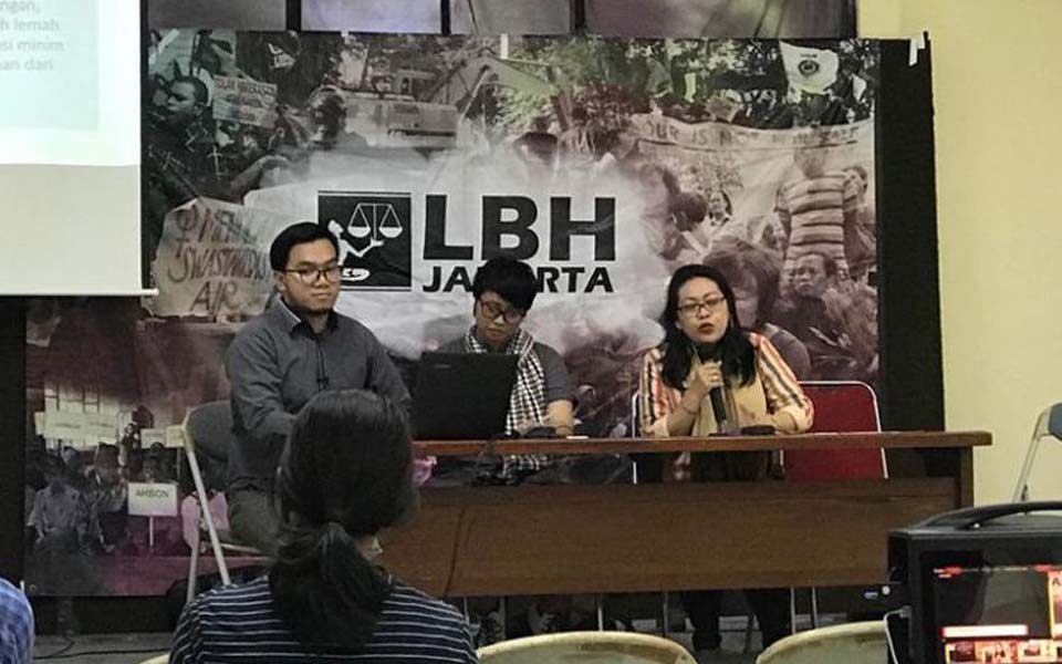 Ratna Bantara Mukti speaking at LBH press conference – February 6, 2019 (Kompas)