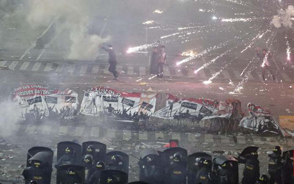 Rioters and police clash near Bawaslu building in Jakarta – May 22, 2019 (CNN)