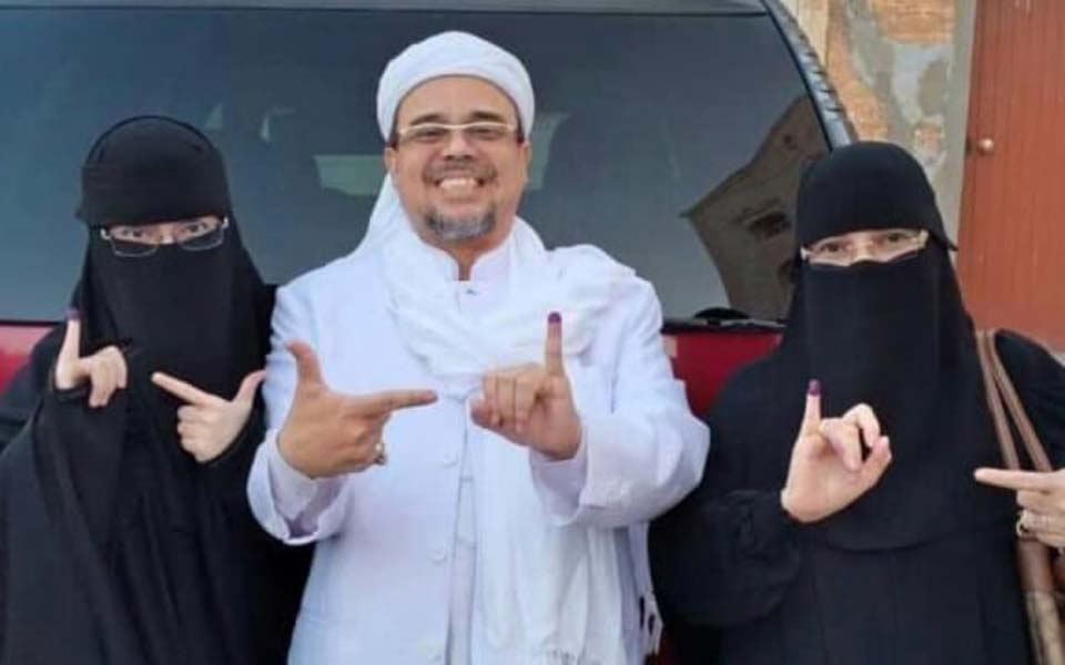 Shihab give two-figure salute to Prabowo after voting in Mecca – April 12, 2019 (Istimewa)