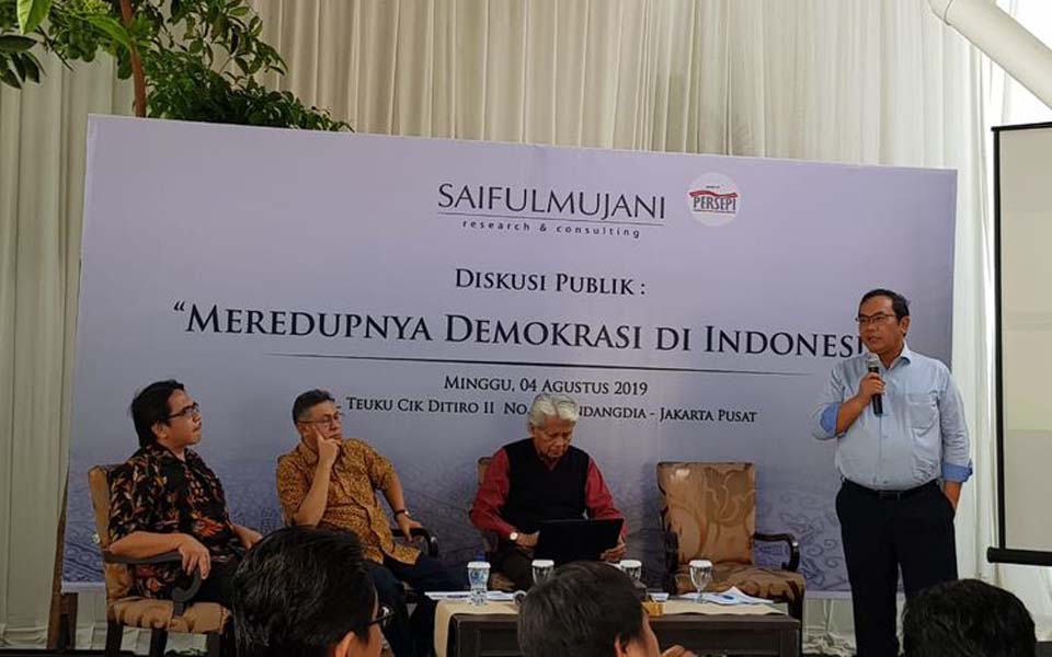 SMRC founder Saiful Mujani (right) during discussion in Jakarta – August 4, 2019 (Kompas)