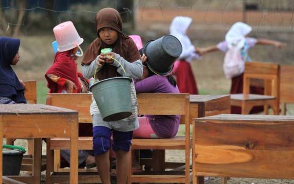 Students in Konawe clean up school after flood – July 1, 2019 (Antara)