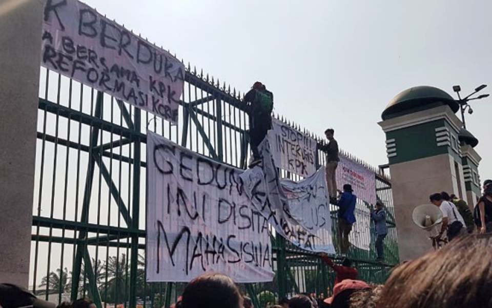 Students seal off DPR building in protest over RKUHP – September 18, 2019 (Kumparan)