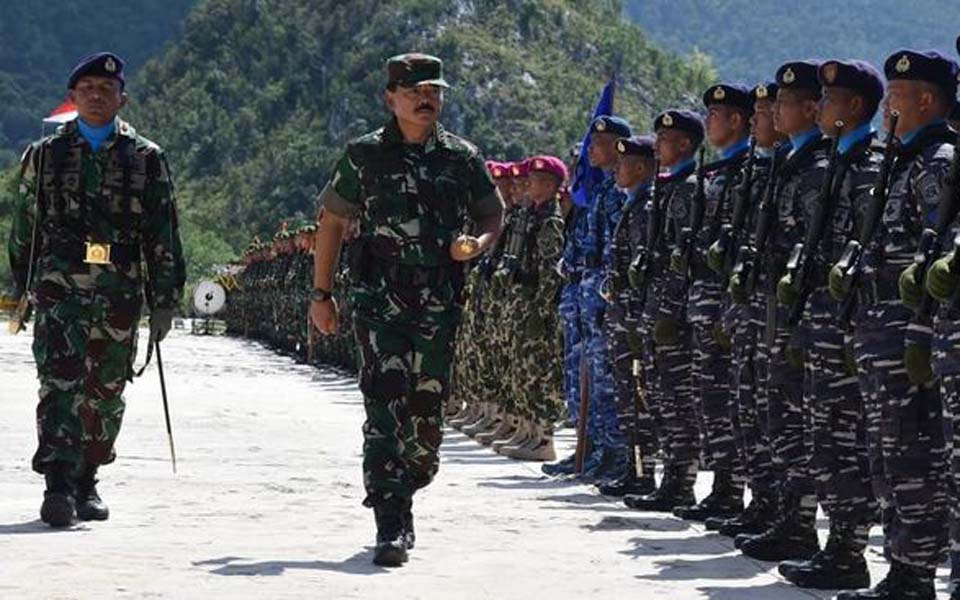 TNI chief Air Martial Hadi Tjahjanto inspects troops (Puspen TNI)