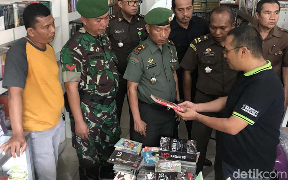 TNI solider confiscating books from Nagare Boshi bookshop – January 8, 2019 (Detik)