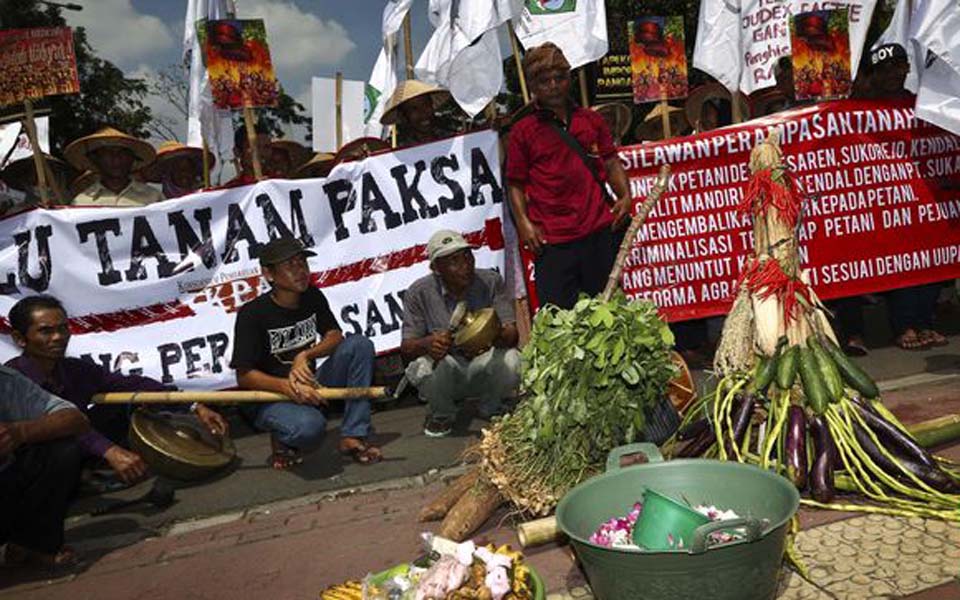 Victims of agrarian conflict protest at Supreme court in 2016 (CNN)