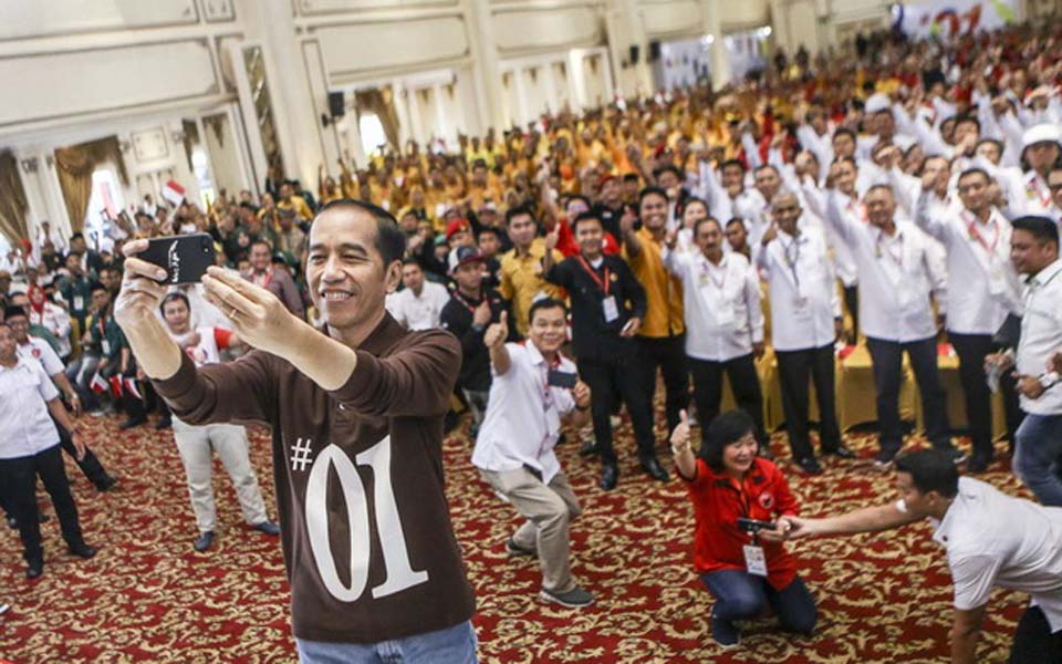 Widodo taking selfie with supporters in Palembang – November 25, 2018 (Antara)