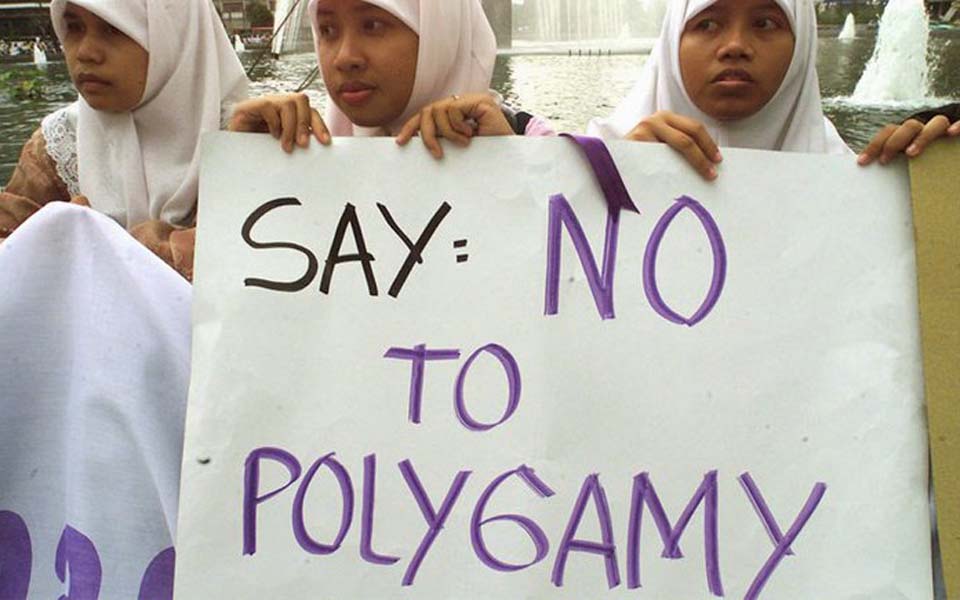 Women in Aceh protest against polygamy (Tagar)